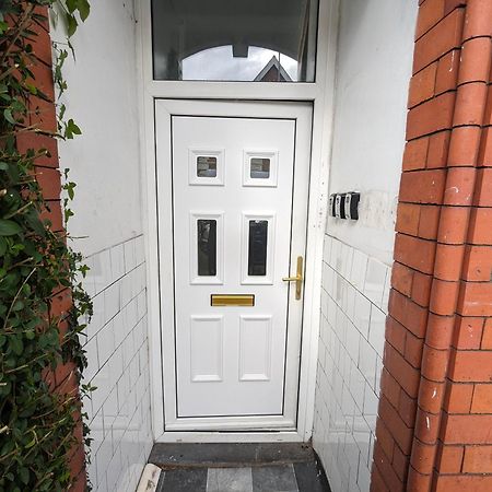 Inner-City Apartments - Basic Amenites Cardiff Bagian luar foto