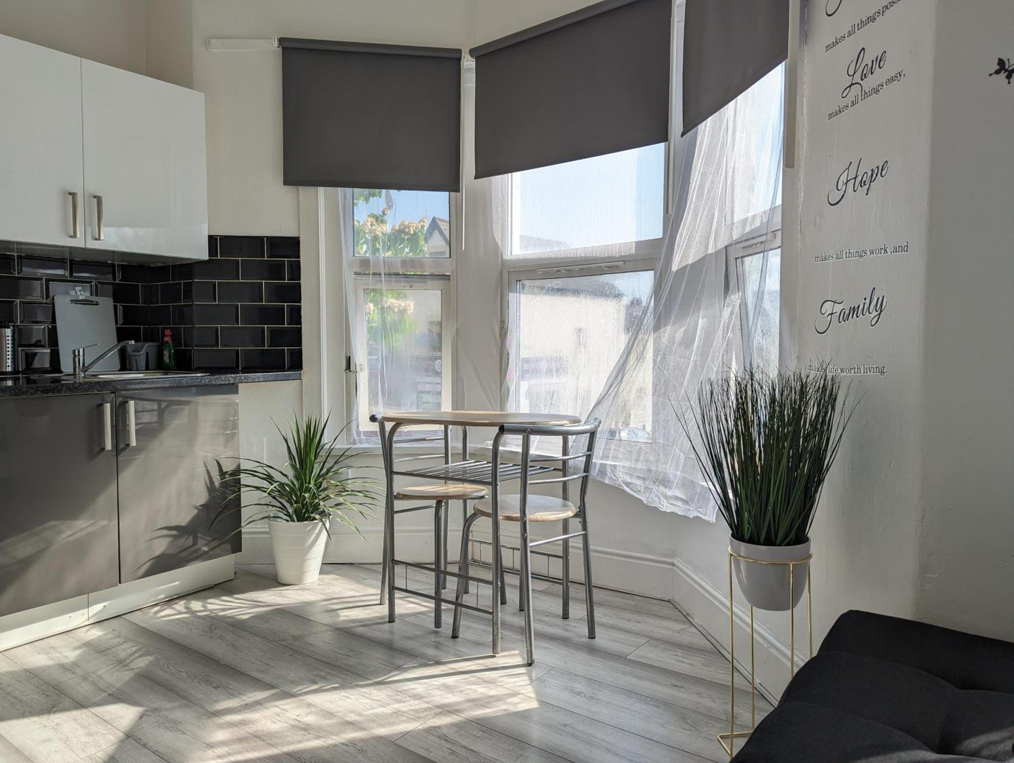 Inner-City Apartments - Basic Amenites Cardiff Bagian luar foto
