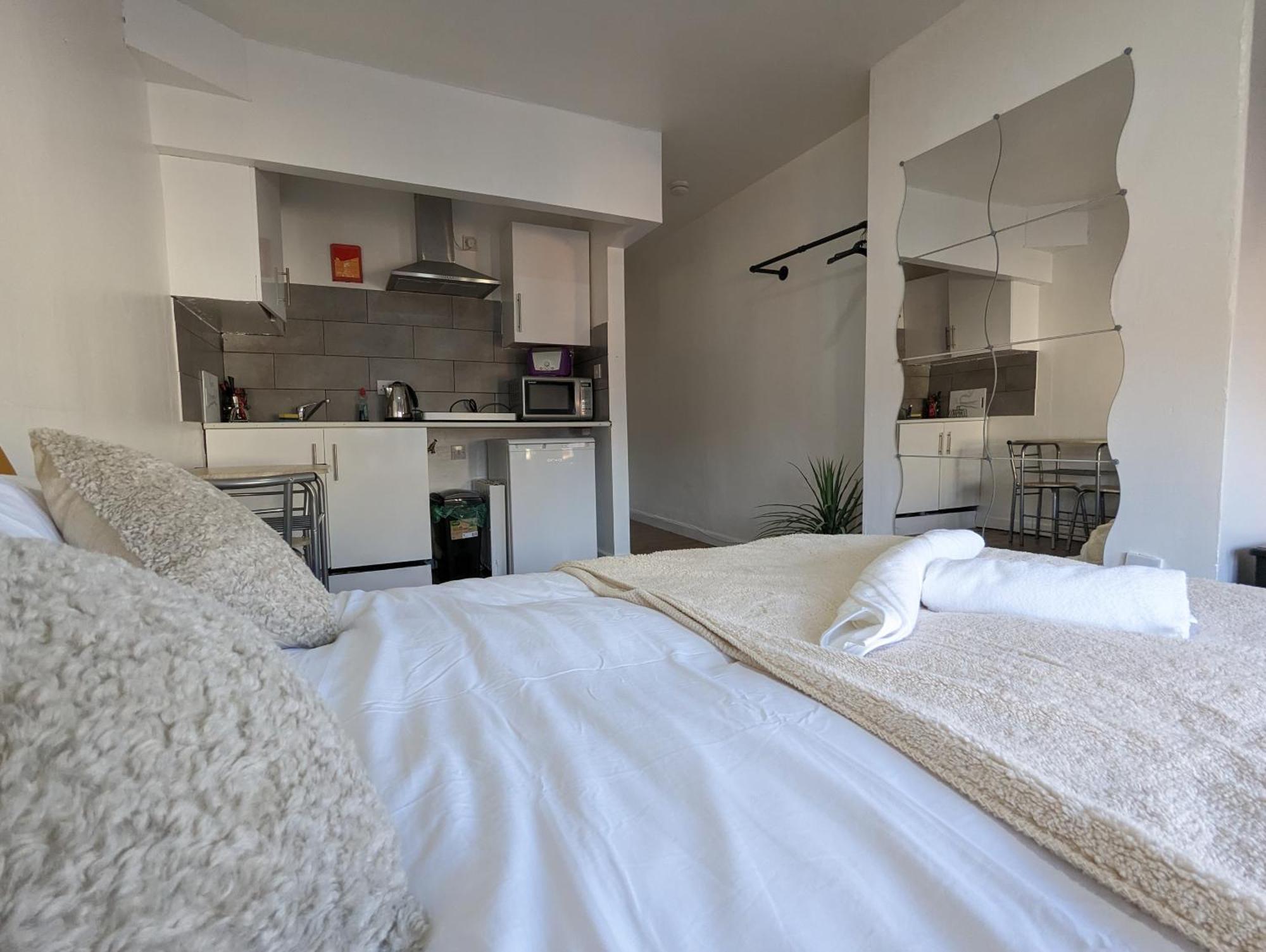 Inner-City Apartments - Basic Amenites Cardiff Bagian luar foto