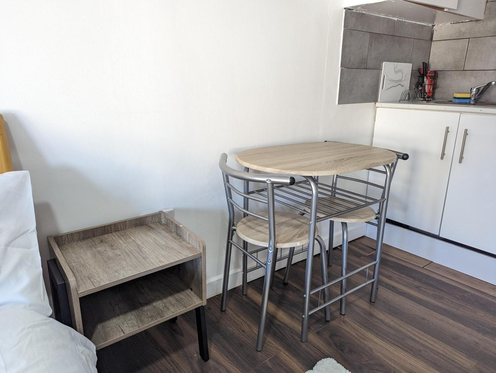 Inner-City Apartments - Basic Amenites Cardiff Bagian luar foto