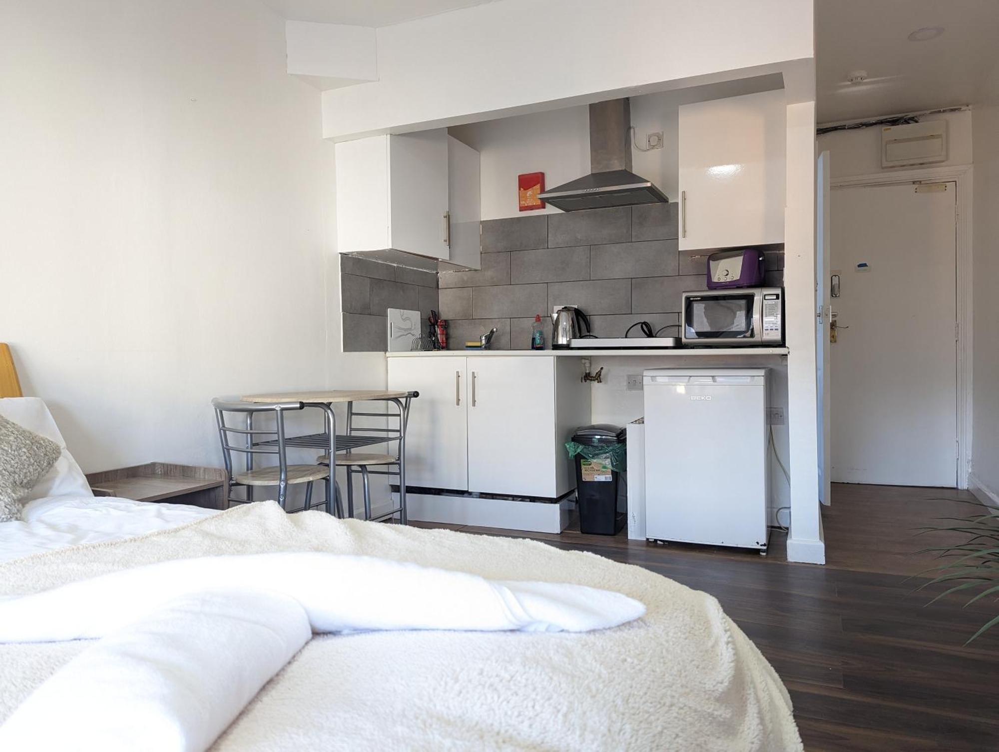 Inner-City Apartments - Basic Amenites Cardiff Bagian luar foto