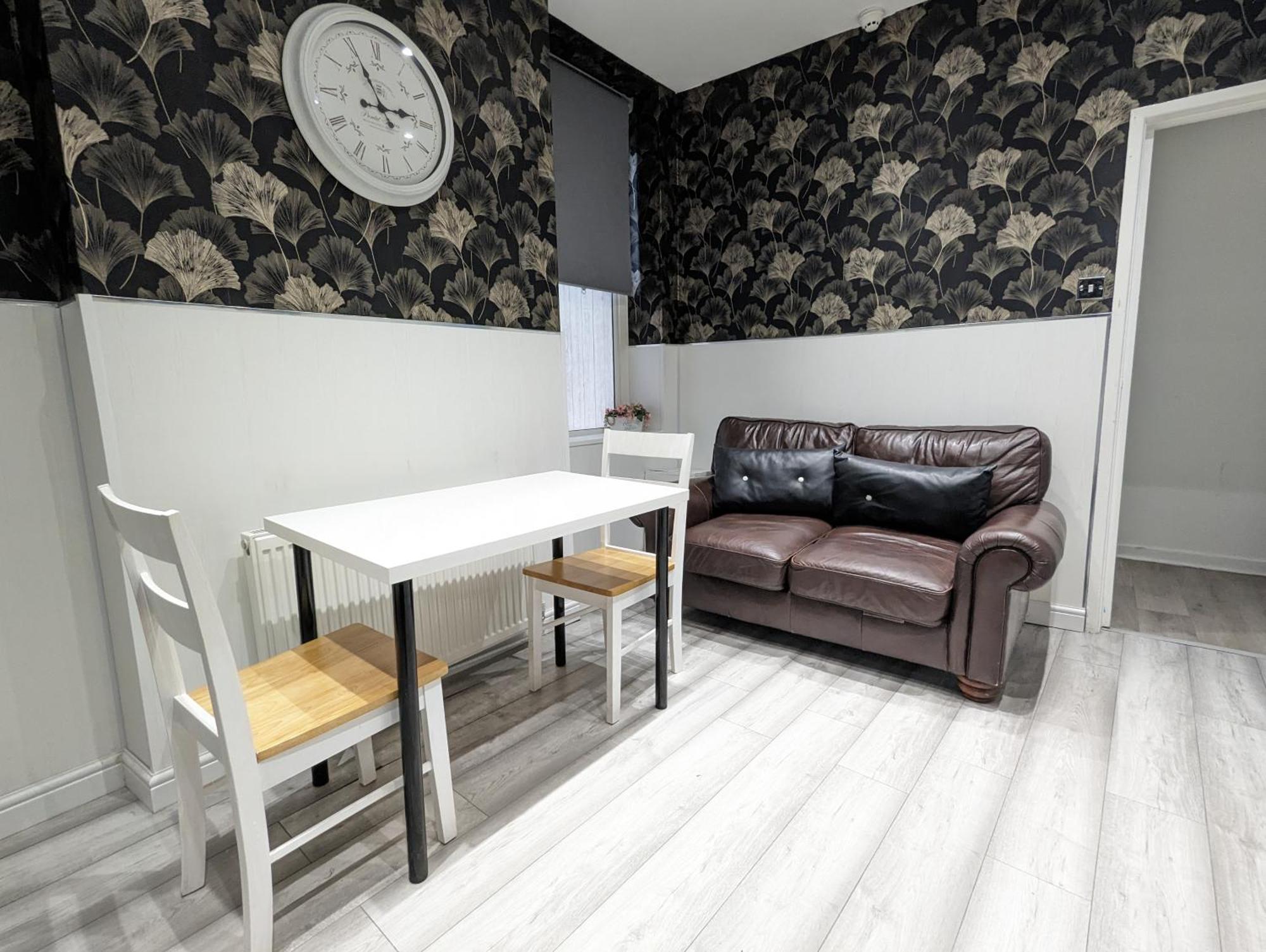 Inner-City Apartments - Basic Amenites Cardiff Bagian luar foto