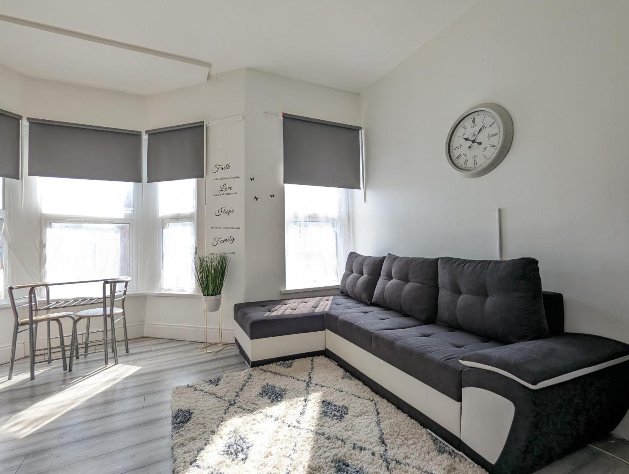 Inner-City Apartments - Basic Amenites Cardiff Bagian luar foto