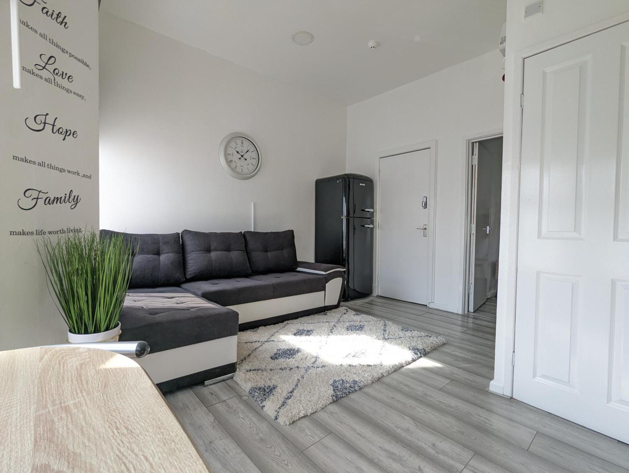 Inner-City Apartments - Basic Amenites Cardiff Bagian luar foto