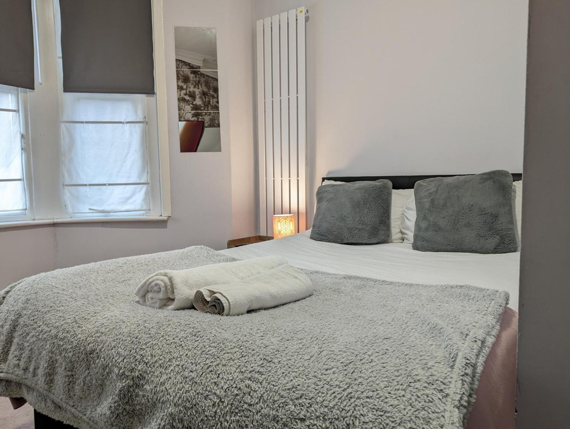 Inner-City Apartments - Basic Amenites Cardiff Bagian luar foto