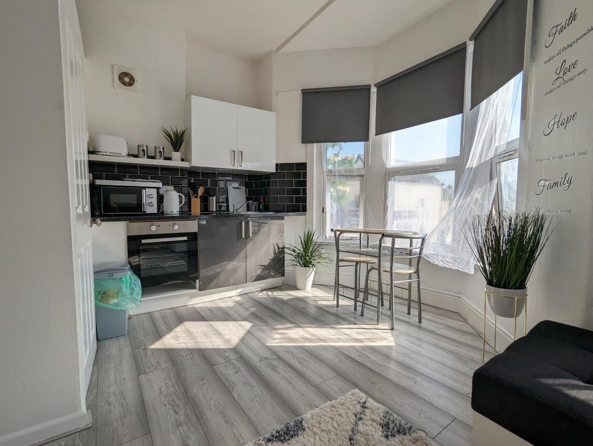 Inner-City Apartments - Basic Amenites Cardiff Bagian luar foto