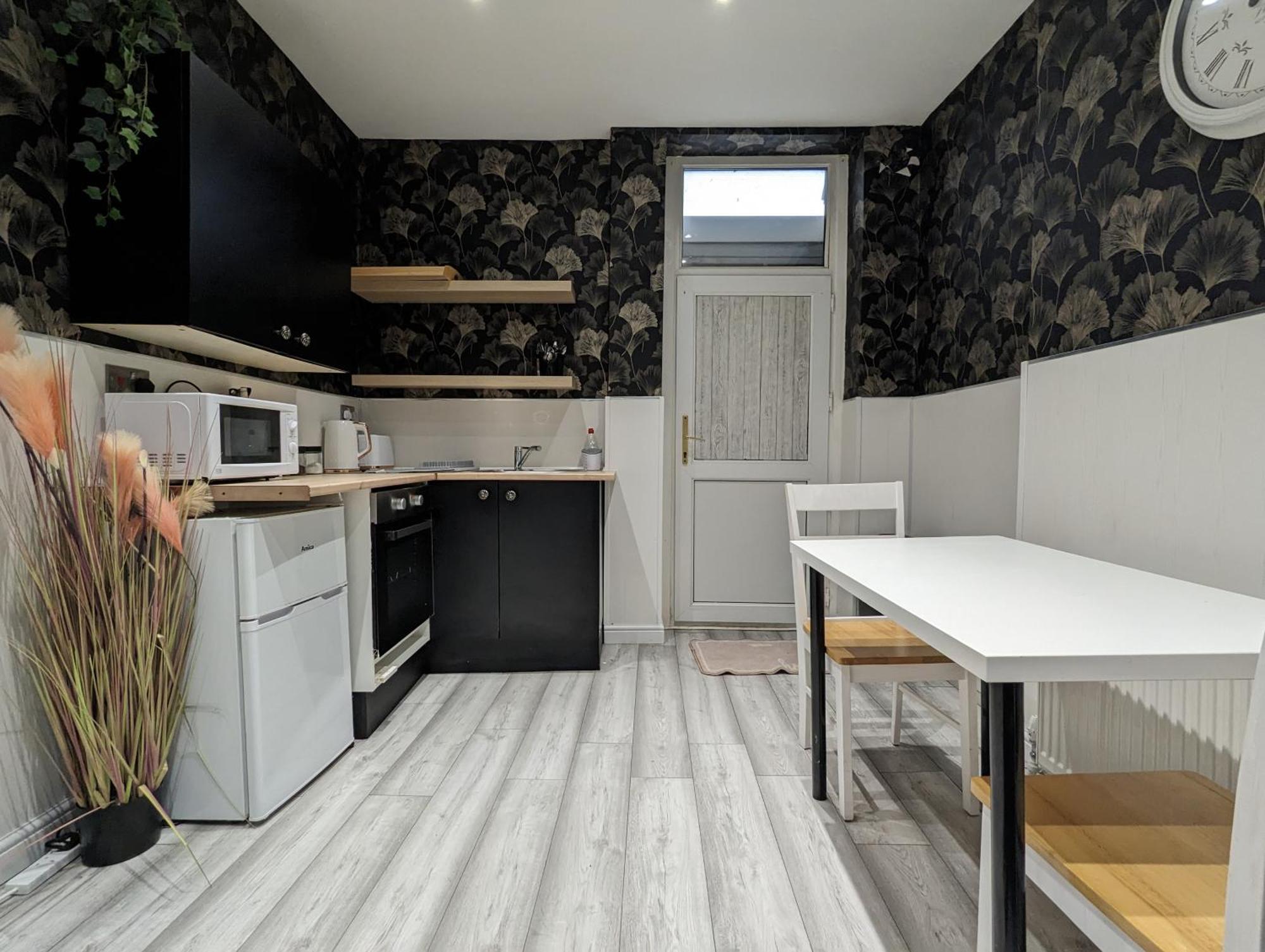 Inner-City Apartments - Basic Amenites Cardiff Bagian luar foto