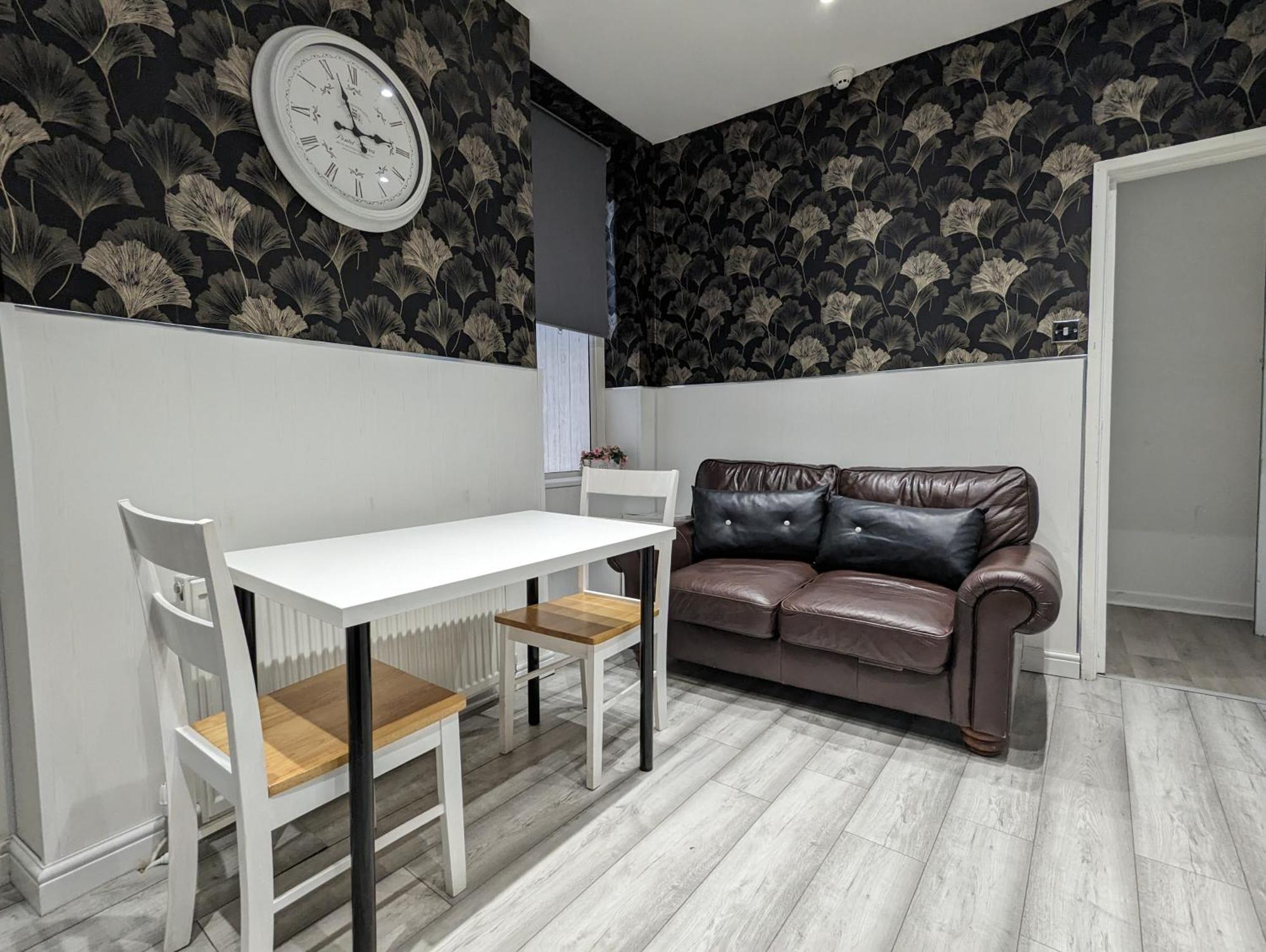 Inner-City Apartments - Basic Amenites Cardiff Bagian luar foto