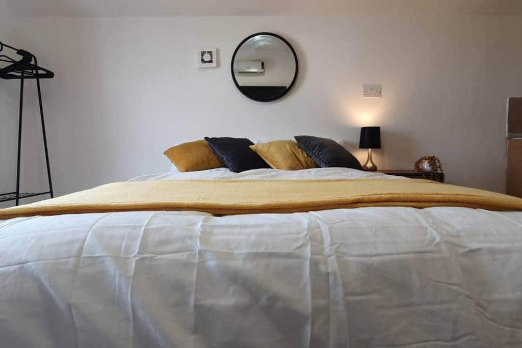 Inner-City Apartments - Basic Amenites Cardiff Bagian luar foto